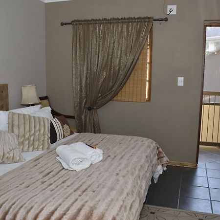 Two Bells Guest House Bloemfontein Buitenkant foto