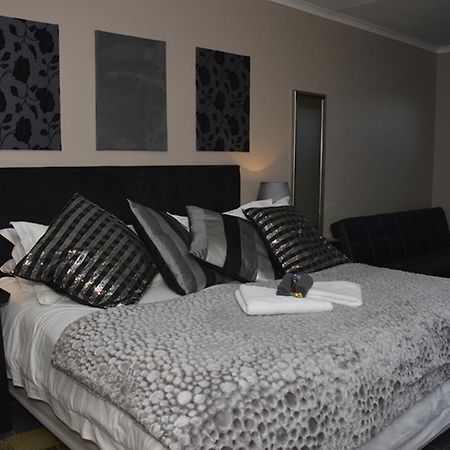 Two Bells Guest House Bloemfontein Buitenkant foto