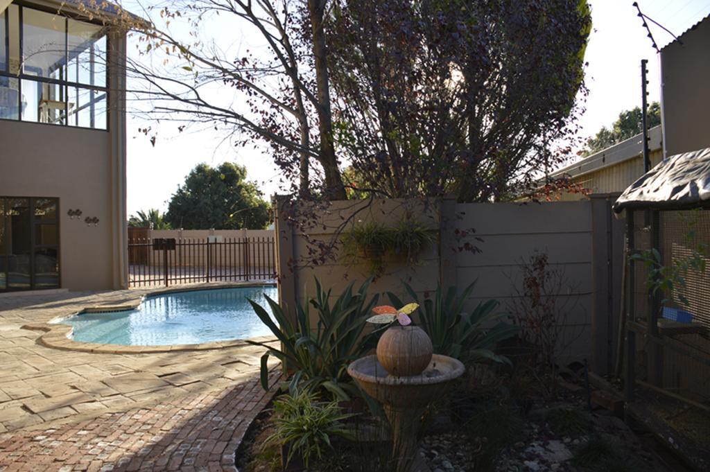 Two Bells Guest House Bloemfontein Buitenkant foto