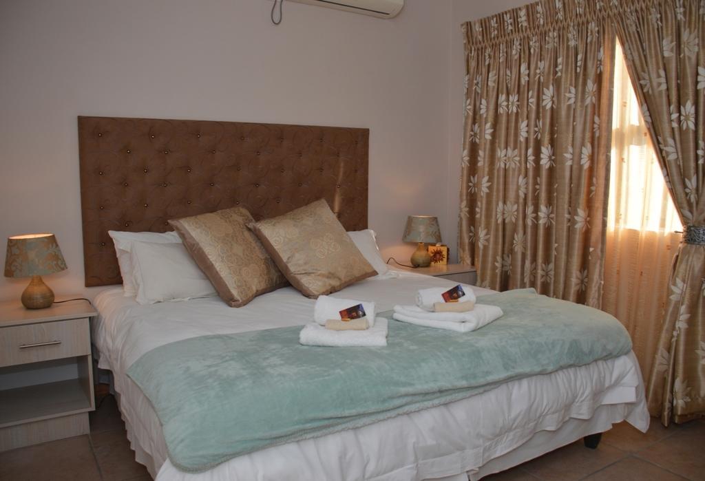 Two Bells Guest House Bloemfontein Buitenkant foto