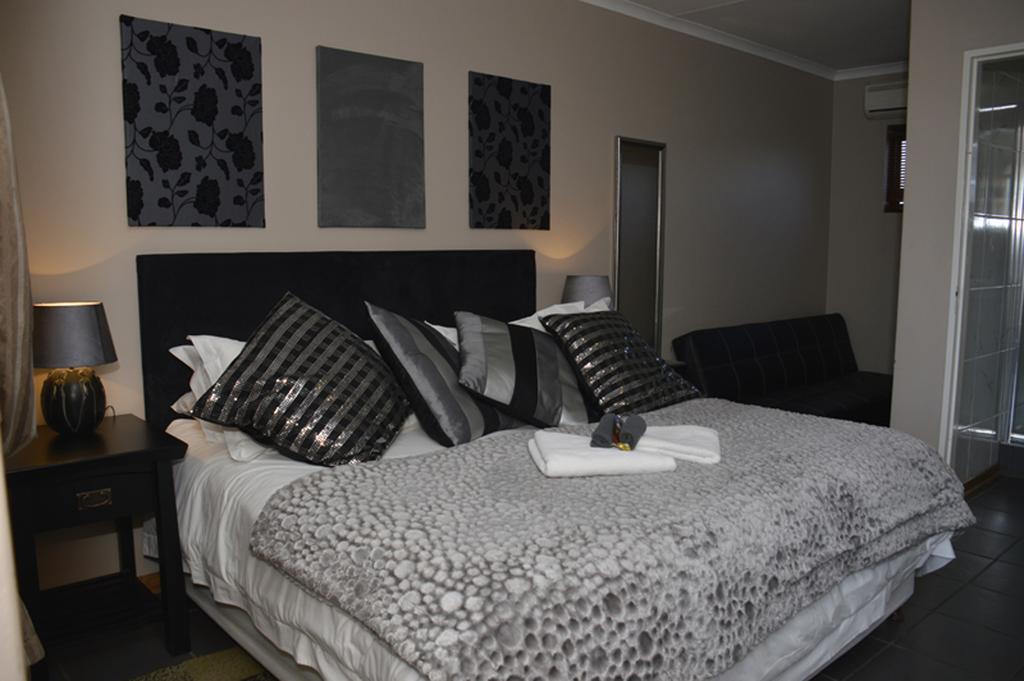 Two Bells Guest House Bloemfontein Buitenkant foto