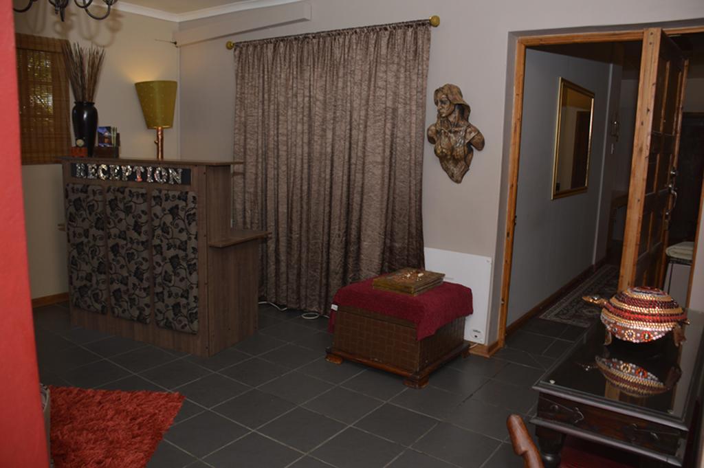 Two Bells Guest House Bloemfontein Buitenkant foto