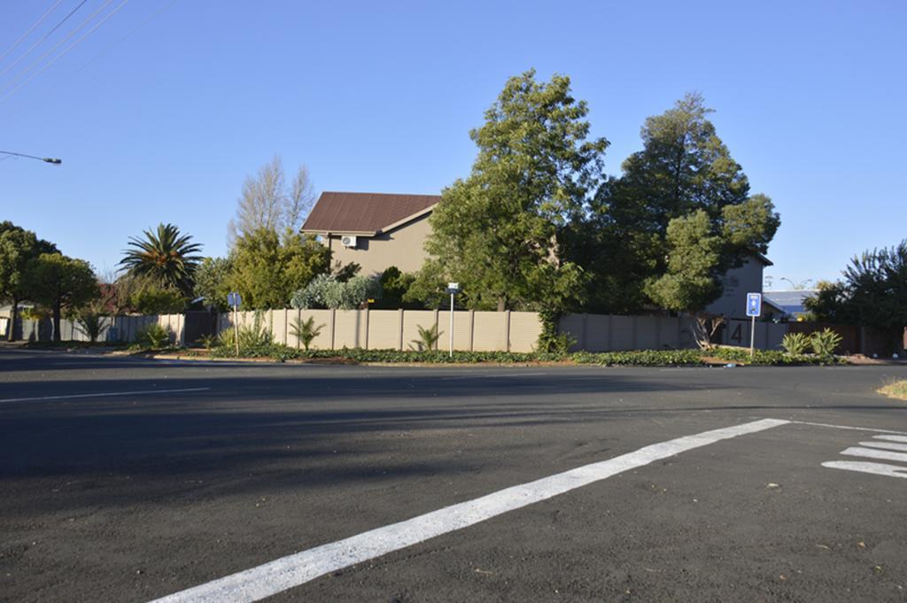 Two Bells Guest House Bloemfontein Buitenkant foto